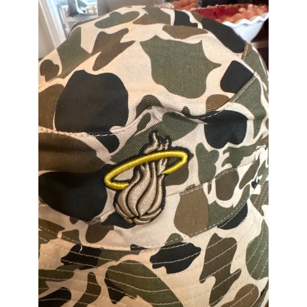 New Era Miami Heat Duck Camo Bucket Hat Mens One Size Green Tan NBA Basketball - Picture 2 of 5